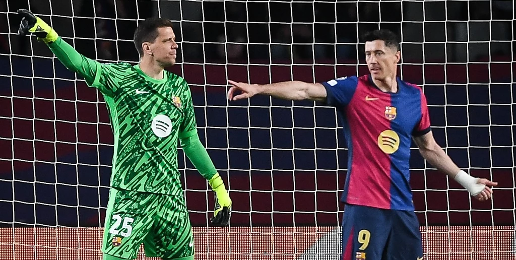 Wojciech Szczęsny i Robert Lewandowski Dwóch piłkarzy na tle siatki bramkarskiej, jeden w zielonym stroju bramkarza, drugi w granatowo-bordowym stroju z numerem 9, obaj gestykulują i patrzą w jednym kierunku.