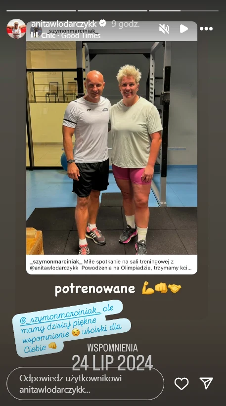 Anita Włodarczyk, Szymon Marciniak Dwie osoby stojące razem na siłowni w sportowych ubraniach, kobieta w jasnej koszulce i różowych spodenkach oraz mężczyzna w białej koszulce i czarnych spodenkach, uśmiechnięci pozują do wspólnego zdjęcia.