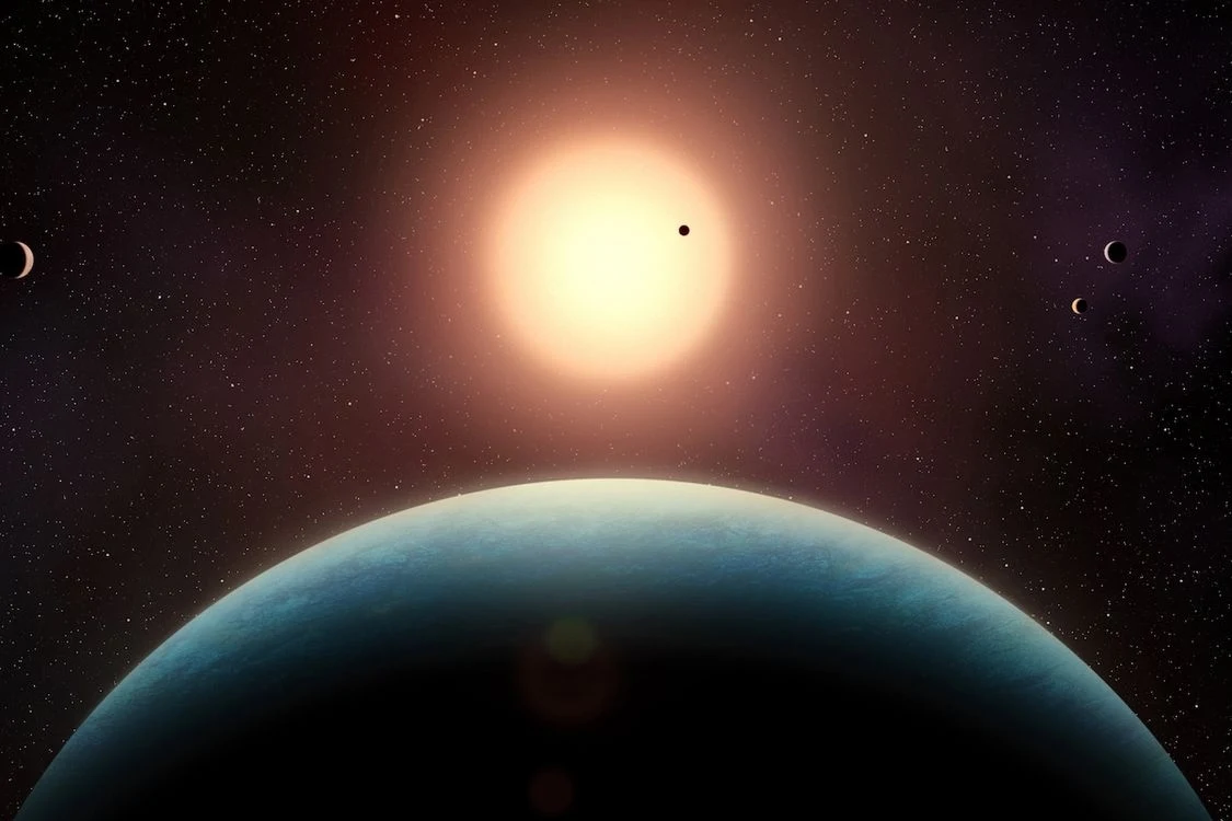 Planeta oświetlona intensywnym światłem gwiazdy centralnej z kilkoma innymi planetami widocznymi na tle rozgwieżdżonego kosmosu.