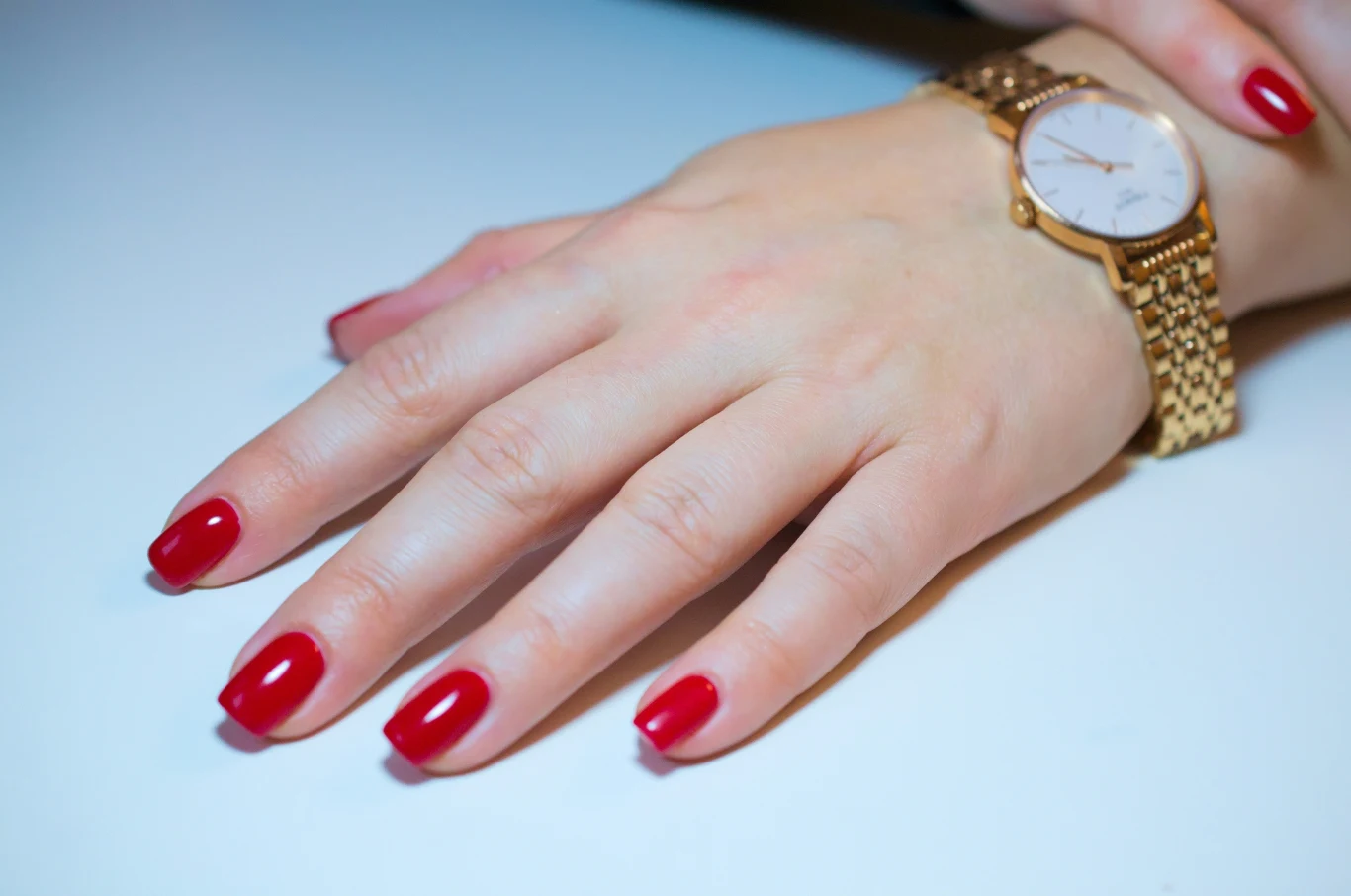 Czerwone paznokcie to klasyka mikołajkowego i świątecznego manicure Czerwone paznokcie to klasyka mikołajkowego i świątecznego manicure