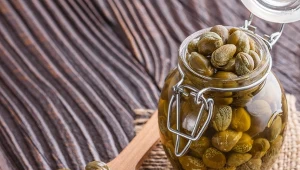 Marynowane owoce nasturcji smakują i wyglądają jak kapary