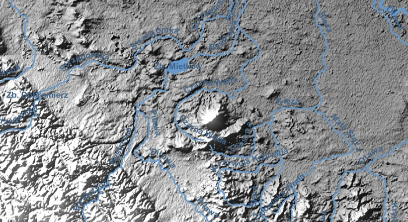 Na reliefie dobrze widać odosobnione położenie góry. To właśnie m.in. ta jej "samotność" intryguje wiele osób. Relief. Tomasz Majtyka - dane hipsometryczne - SRTM 90m Digital Elevation Data, dane hydrograficzne - Mapa cyfrowa podziału hydrograficznego Polski (MPHP), IMGW Warszawa, Oś. Hydrologii, ver. 09/2010, dane adm. - DIVA-GIS, CC BY-SA 3.0