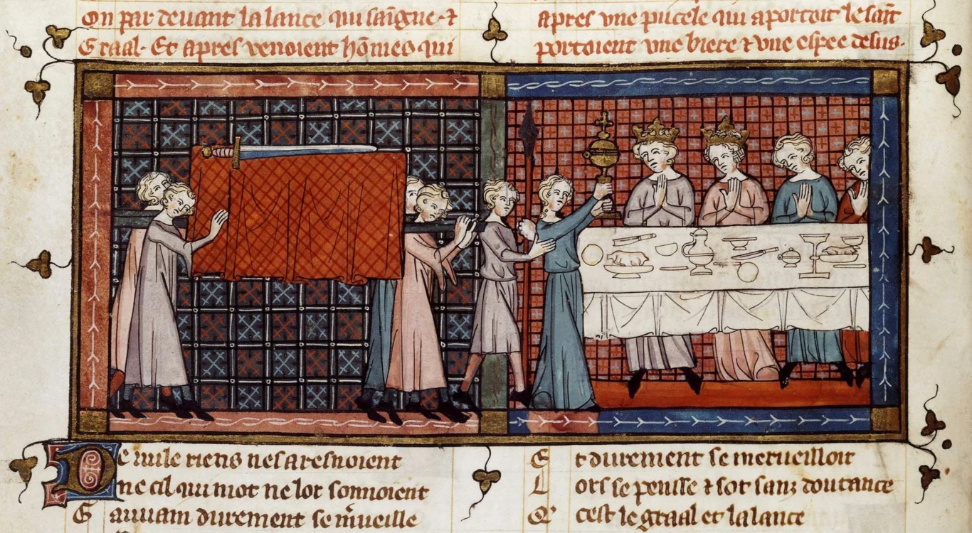 Tajemnicza procesja Graala przy stole Króla Rybaka, z rękopisu "Perceval ou Le Conte du Graal" z 1330 roku, autorstwa Chrétiena de Troyes. Średniowieczna scena uczty z grupą osób siedzących przy stole zastawionym naczyniami i jedzeniem, obok kilka postaci wchodzących do pomieszczenia za zasłoną, całość otoczona bogatymi dekoracjami i tekstem w języku francuskim.