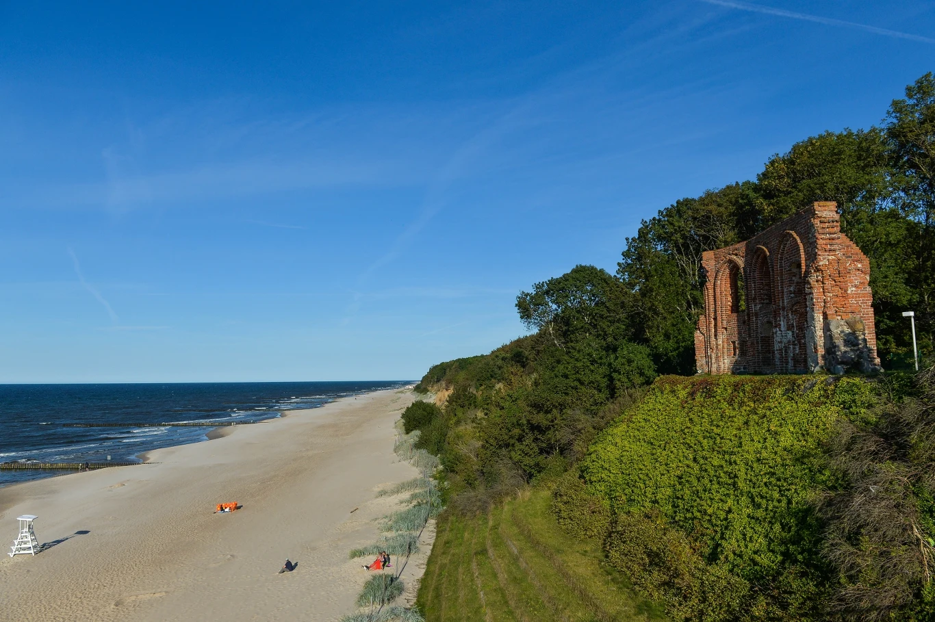 Plaża w Trzęsaczu zachwyca swoją kameralnością i malowniczym otoczeniem. Co oferuje przybyłym turystom?