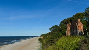 Kameralna plaża nad Bałtykiem, o której słyszało niewielu. Nikt nie zajmuje miejsc o 7 rano 