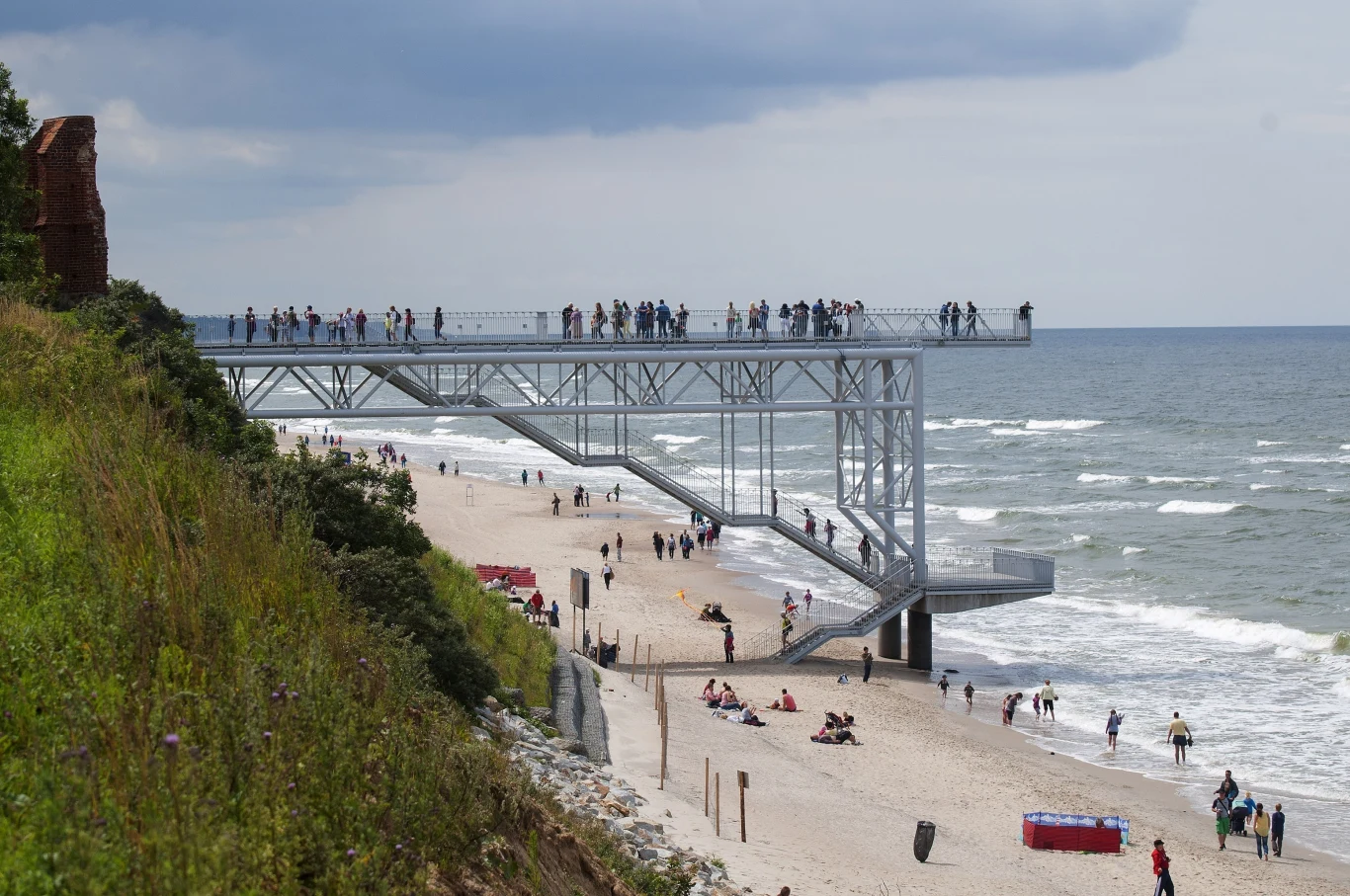 Patforma widokowa na klifie w Trzęsaczu oferuje bezpieczne podziwianie morza oraz ruin kościoła św. Mikołaja. 