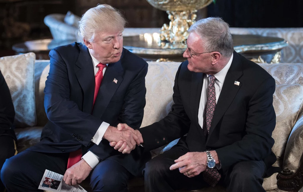 Po rozmowie z Radosławem Sikorskim gen. Keith Kellog przekonał Donalda Trumpa do wznowienia dostaw dla Ukrainy Po rozmowie z Radosławem Sikorskim gen. Keith Kellog przekonał Donalda Trumpa do wznowienia dostaw dla Ukrainy