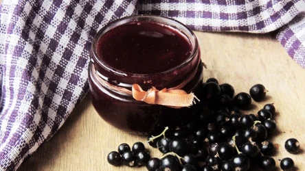 Dżem z czarnej porzeczki warto wzbogacić o jabłka i pomarańcze. 