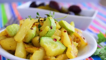 Cukinia i ziemniaki świetnie komponują się z czosnkiem i tymiankiem