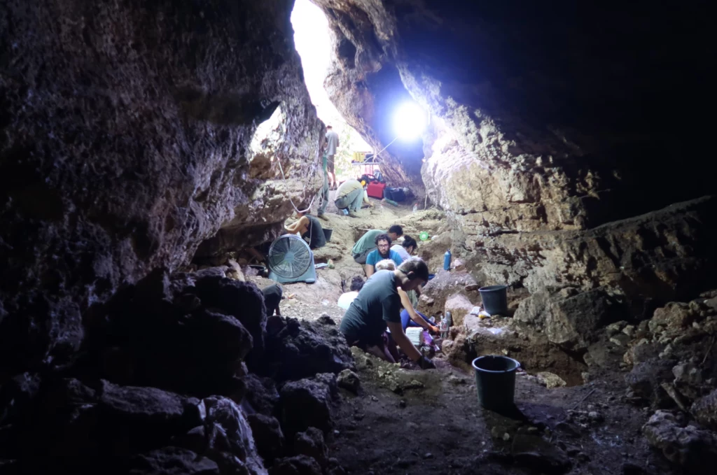 Jaskinia Tinshemet - najstarsze znane cmentarzysko Homo sapiens? A może neandertalczyków?