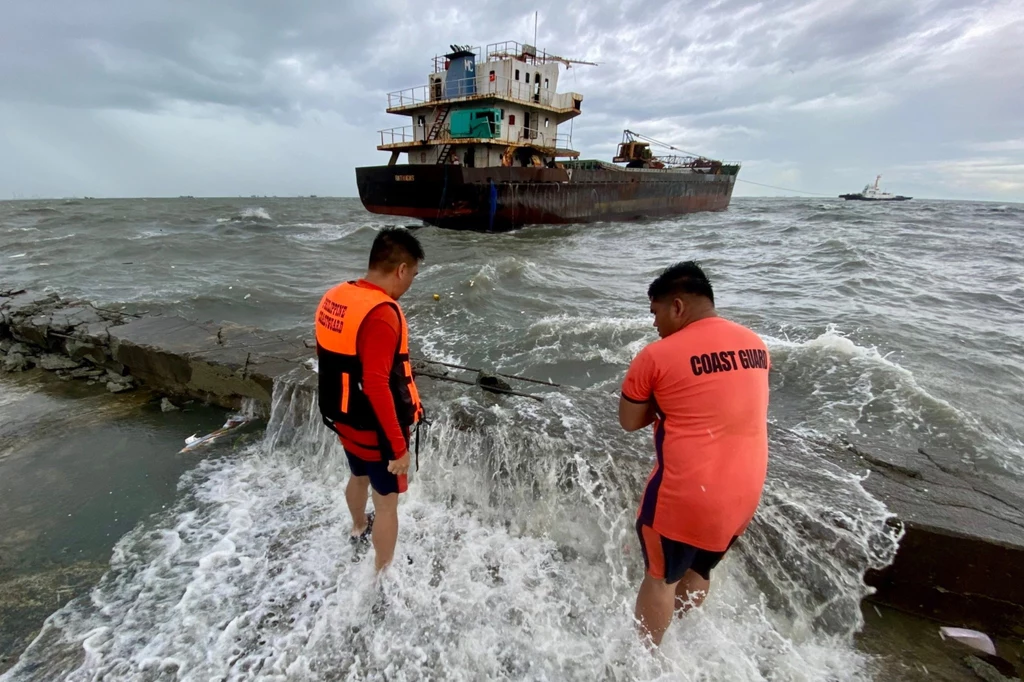 Wyrzucony na płyciznę statek w mieście Navotas na Filipinach. Tajfun Co-May po uderzeniu w ląd osłabł do poziomu burzy tropikalnej