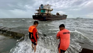 Wyrzucony na płyciznę statek w mieście Navotas na Filipinach. Tajfun Co-May po uderzeniu w ląd osłabł do poziomu burzy tropikalnej