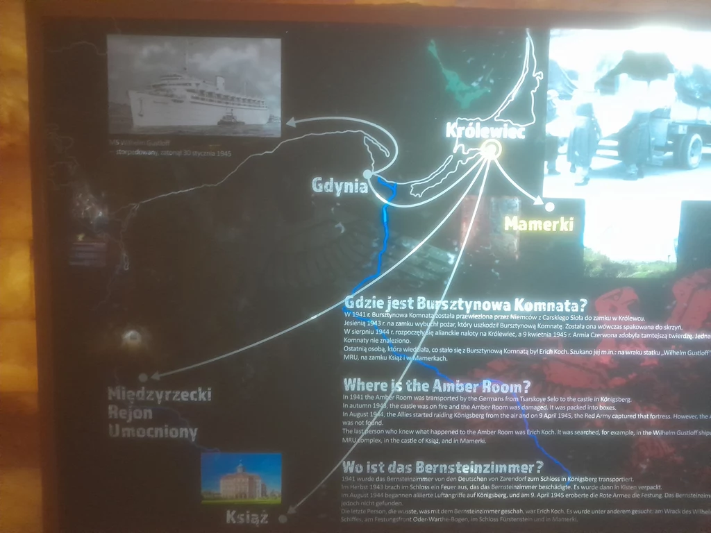 Mapa z trasą między Gdynią, Królewcem, Mamerkami i innymi miejscami, wraz z opisem w językach polskim, angielskim i niemieckim dotyczącym poszukiwań Bursztynowej Komnaty oraz wpisanymi zdjęciami statku, samochodu z czasów wojny i zamku.