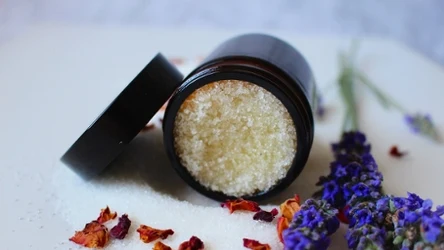Peeling cukrowy z masłem shea zapewni skórze jedwabistą gładkość