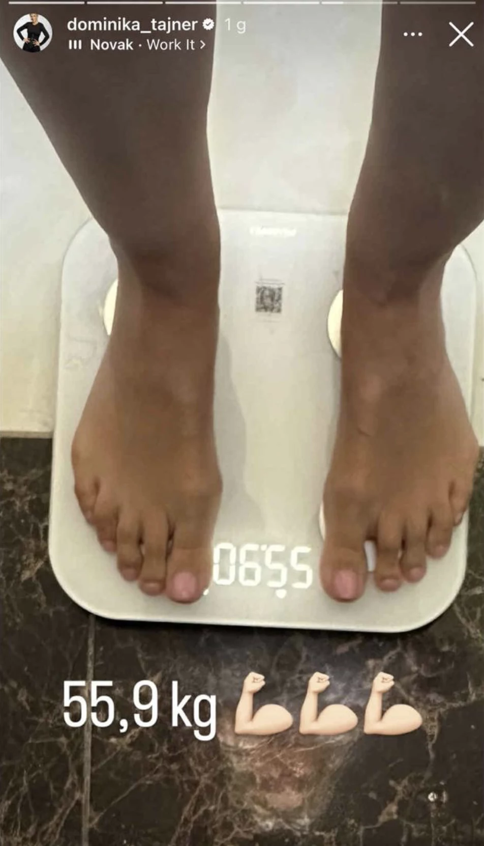 Dominika Tajner ujawniła ile obecnie waży Stopy osoby stojącej na elektronicznej wadze łazienkowej, wyświetlacz pokazuje masę ciała 55,9 kg, na dole ekranu wpisany wynik z ikonami zgiętego bicepsu.
