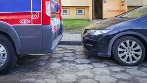 Zablokował autem przejazd karetce. Ratownicy ruszyli pieszo i zostawi mu list