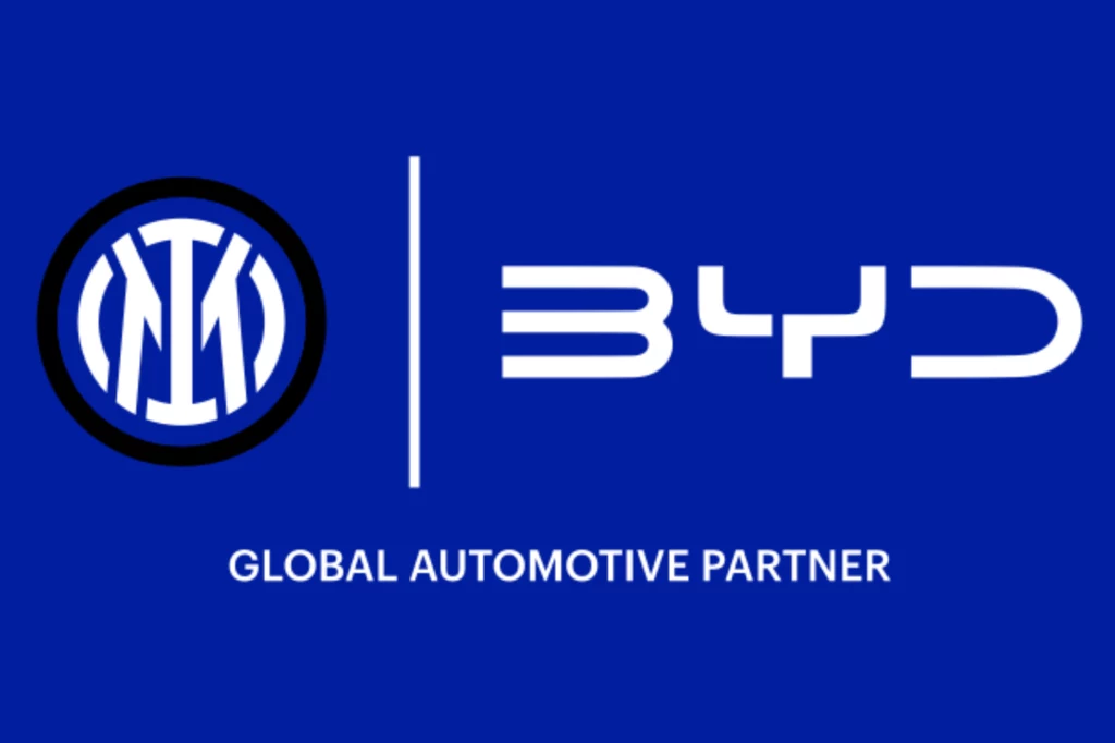 BYD zostaje oficjalnym partnerem motoryzacyjnym FC Inter Mediolan. Logo klubu piłkarskiego Inter Mediolan po lewej stronie, po prawej logo firmy BYD, umieszczone na niebieskim tle, wyróżnione napisem Global Automotive Partner.