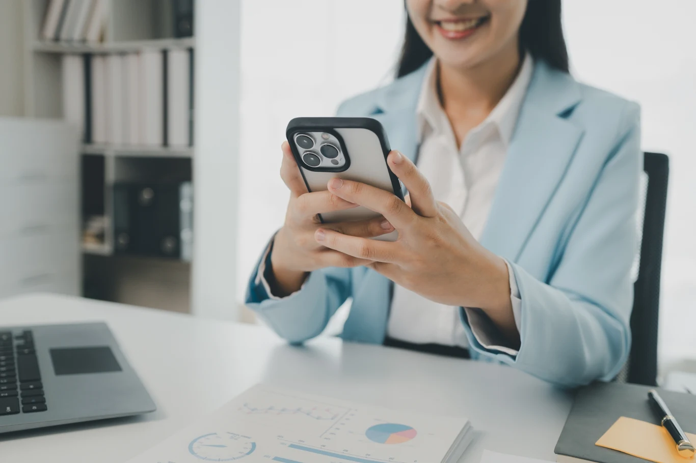 Głośne rozmowy przez telefon w miejscach publicznych to duże faux pas