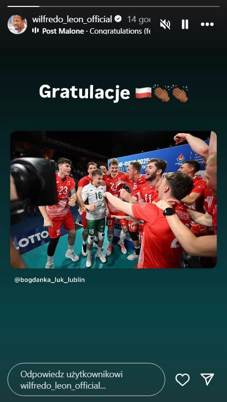 Wilfredo Leon pogratulował młodszym kolegom Grupa polskich siatkarzy ubranych w czerwone stroje świętuje sukces na boisku, uśmiechnięci i otaczający kolegę z drużyny, na górze napis 'Gratulacje' z flagą Polski i emoji braw.