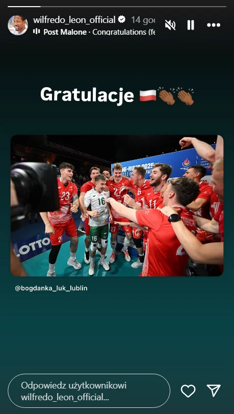 Wilfredo Leon pogratulował młodszym kolegom Grupa polskich siatkarzy ubranych w czerwone stroje świętuje sukces na boisku, uśmiechnięci i otaczający kolegę z drużyny, na górze napis 'Gratulacje' z flagą Polski i emoji braw.