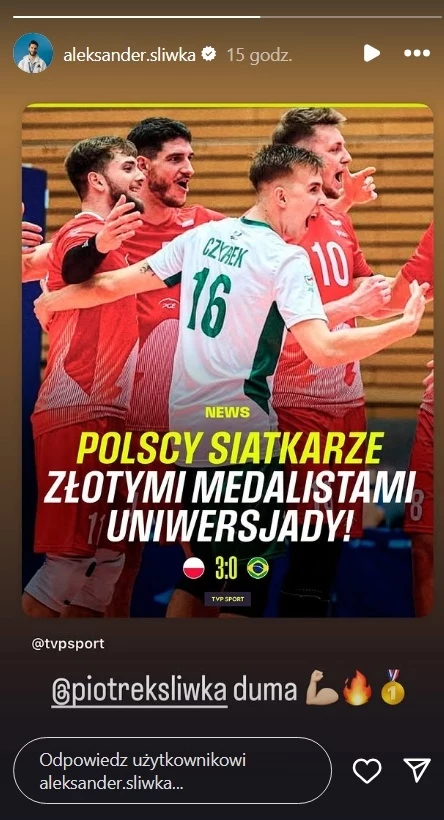 Aleksander Śliwka pogratulował bratu Grupa siatkarzy ubranych w czerwone stroje oraz jeden zawodnik w białym stroju świętuje wygraną, okazując radość i emocje po zdobyciu złotego medalu Uniwersjady. Na pierwszym planie emocjonalna reakcja zawodników oraz widoczne napisy informujące o ich ...