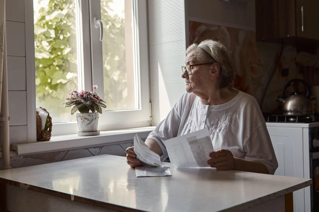 Ustawowy wiek emerytalny wynosi w Polsce 60 lat dla kobiet i 65 lat dla mężczyzn Ustawowy wiek emerytalny wynosi w Polsce 60 lat dla kobiet i 65 lat dla mężczyzn