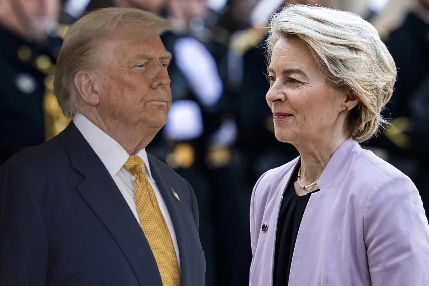 Będzie porozumienie handlowe? Von der Leyen ma spotkać się z Trumpem Dwoje osób stoi naprzeciwko siebie w oficjalnych strojach, w tle widoczna grupa ludzi w mundurach, atmosfera spotkania formalnego.