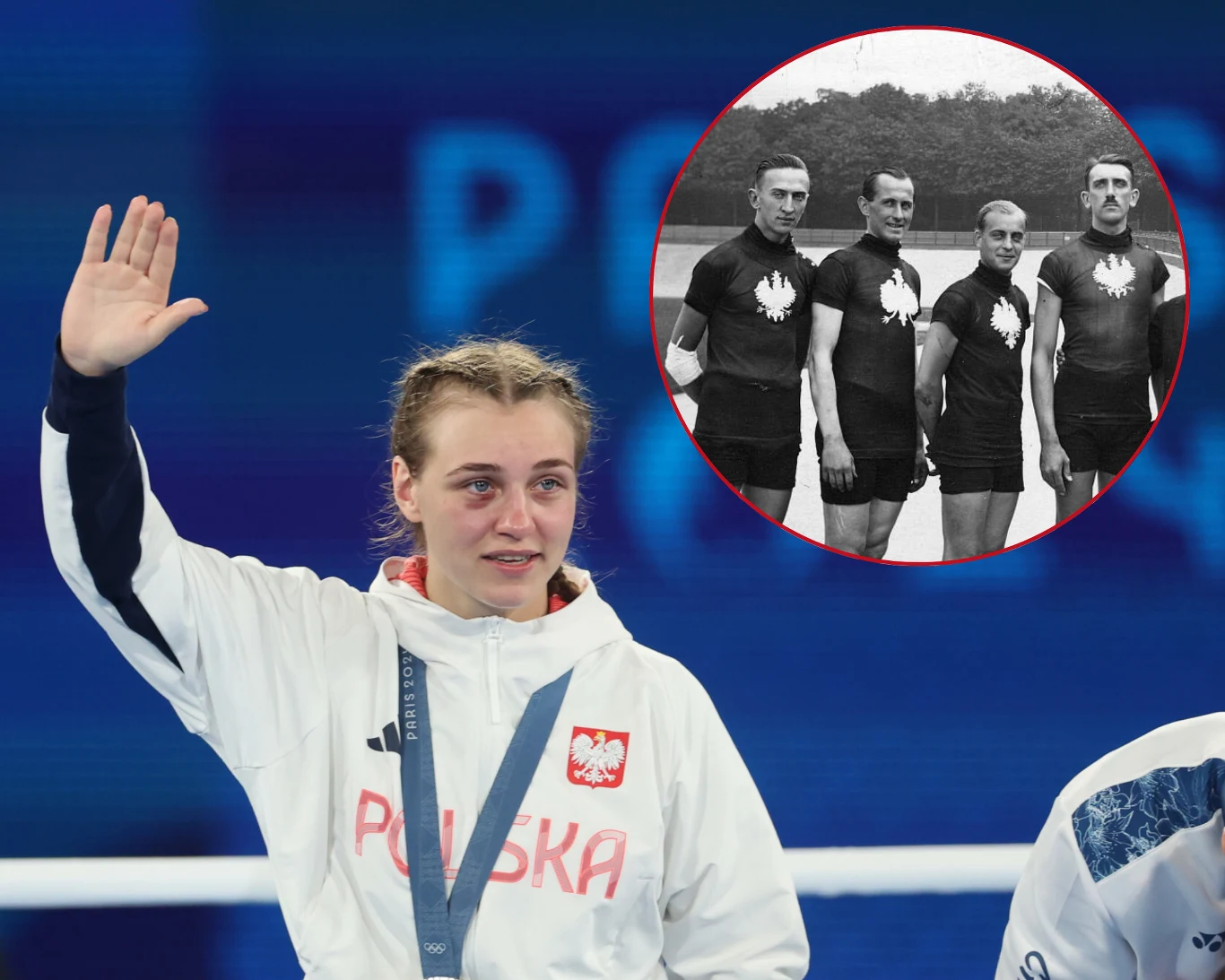 Julia Szeremeta, pierwsi polscy zdobywcy medalu IO Sportsmenka w białej bluzie z napisem Polska i medalem na szyi stoi wzruszona, unosi rękę w geście pozdrowienia, w tle widoczne jest okrągłe wstawione zdjęcie kilku sportowców w czarnych koszulkach z orzełkiem, ustawionych obok siebie na tle drzew.
