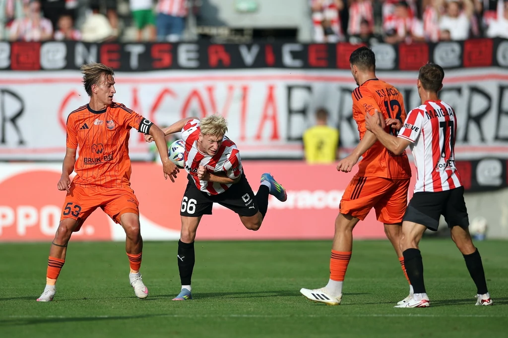 Oskar Wójcik w trakcie meczu Cracovia - Bruk-Bet trafił do szpitala Oskar Wójcik w trakcie meczu Cracovia - Bruk-Bet trafił do szpitala