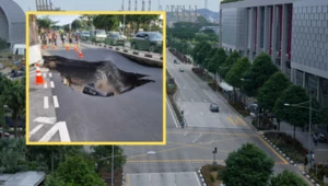 Fragment ruchliwej drogi nagle się zapadł. Auto zniknęło pod wodą