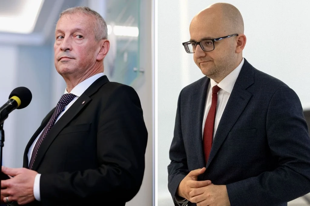 Rzecznik MSWiA odpowiada Dariuszowi Mateckiemu. Ponownie poszło o rzekomych migrantów Dwóch mężczyzn w średnim wieku, każdy w garniturze, jeden mówi do mikrofonu, drugi stoi z założonymi rękami, tło jasne, formalna atmosfera.