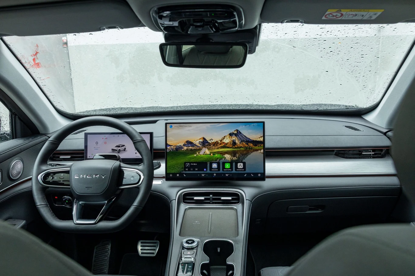 Tiggo 8 ma podgrzewaną przednią szybę. Szybko przestałem zwracać uwagę na zatopione w niej druciki Nowoczesne wnętrze samochodu z cyfrowym kokpitem, dużym ekranem dotykowym na konsoli centralnej oraz eleganckim wykończeniem deski rozdzielczej i kierownicą z logo Chery.