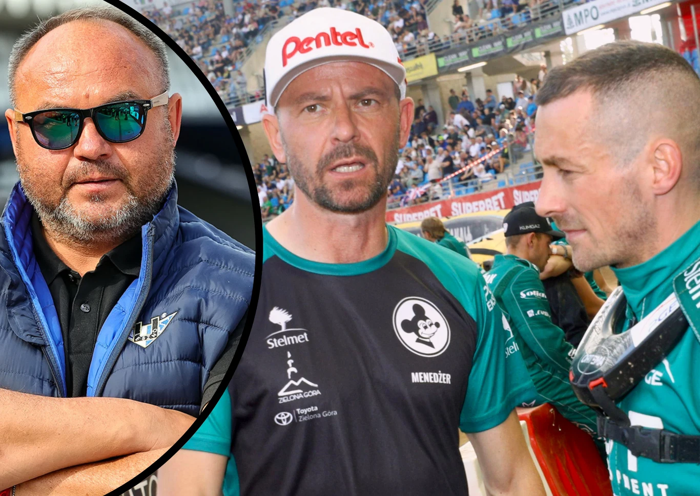 Piotr Protasiewicz. W Falubazie siedzi na gorącym stołku, ale właśnie dostał ofertę z FOGO Unii Leszno. Trzech mężczyzn w sportowym otoczeniu, jeden z nich nosi okulary przeciwsłoneczne i niebieską kamizelkę, pozostali ubrani są w stroje sportowe i rozmawiają ze sobą, w tle widoczna publiczność na stadionie.