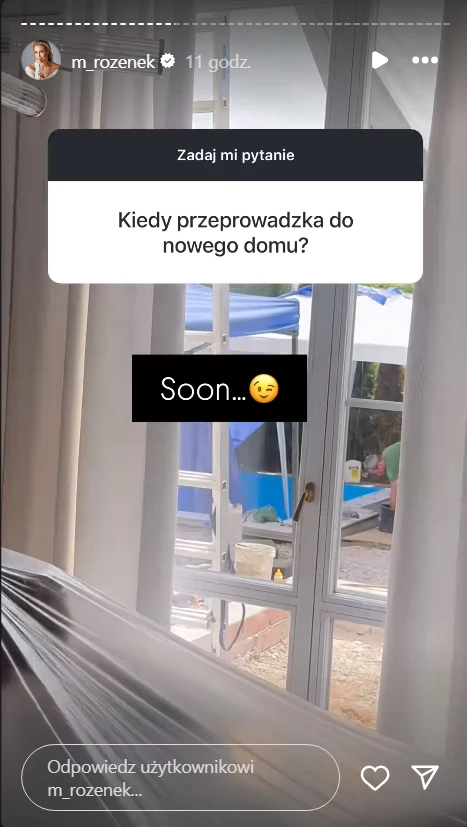 Małgorzata Rozenek-Majdan zapowiedziała, że wkrótce przeprowadzi się do nowego domu Wnętrze pomieszczenia z dużym oknem balkonowym, przez które widać ogród, niebieski namiot i osoby na zewnątrz; na zdjęciu nakładka z pytaniem o przeprowadzkę oraz odpowiedź 'Soon…'