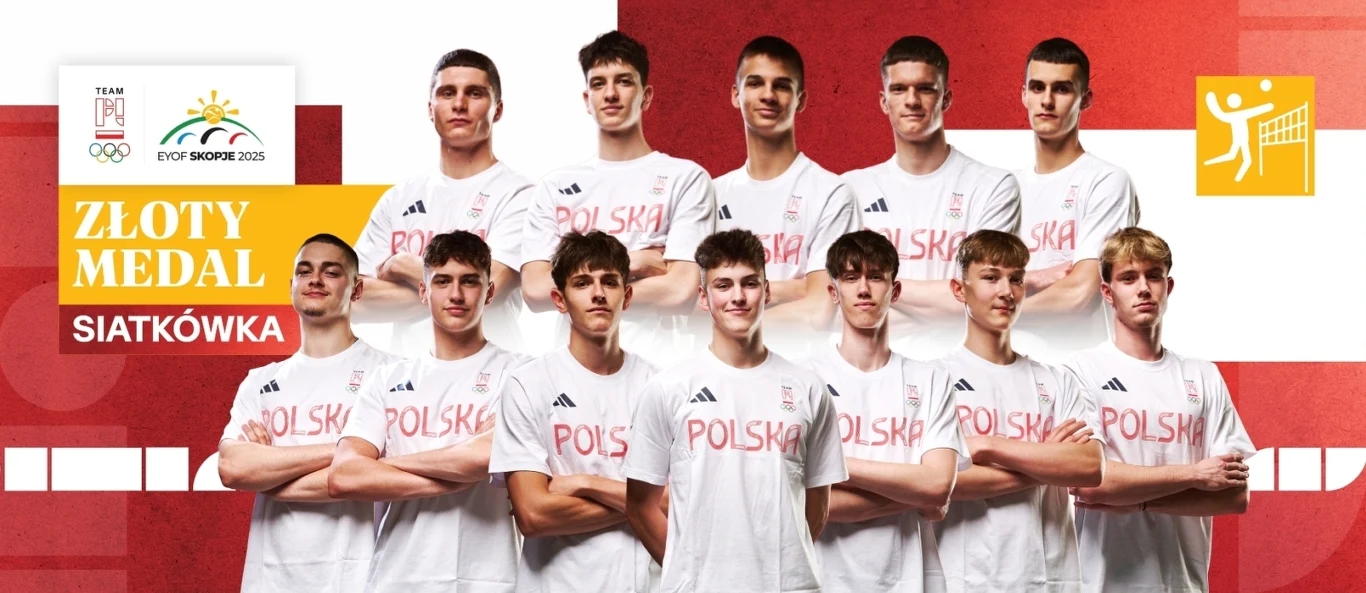 Polscy siatkarze wywalczyli w Skopje złoty medal Młoda męska drużyna siatkówki ubrana w białe koszulki z napisem Polska pozuje razem na tle biało-czerwonych barw z wyróżnieniem zdobycia złotego medalu na EYOF Maribor 2023.
