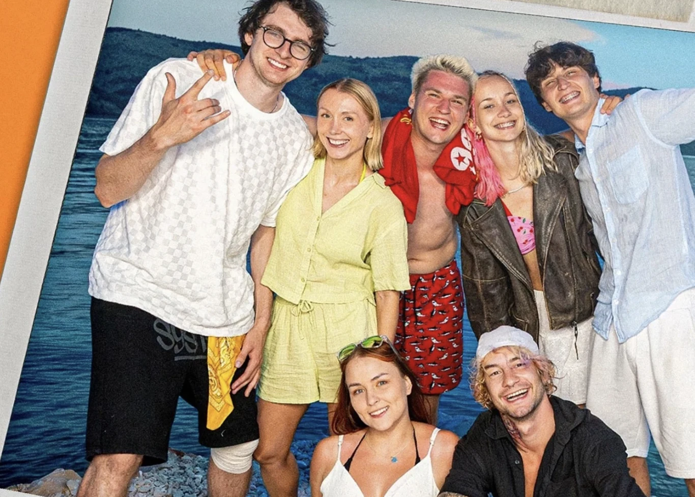 Friendz wypuścili debiutancki teledysk. Czajnik pierwszy z prawej w górnym rzędzie Grupa młodych, roześmianych osób pozujących razem na tle jeziora lub morza, ubranych wakacyjnie i swobodnie, z wyraźnie widoczną przyjazną atmosferą i letnim klimatem.