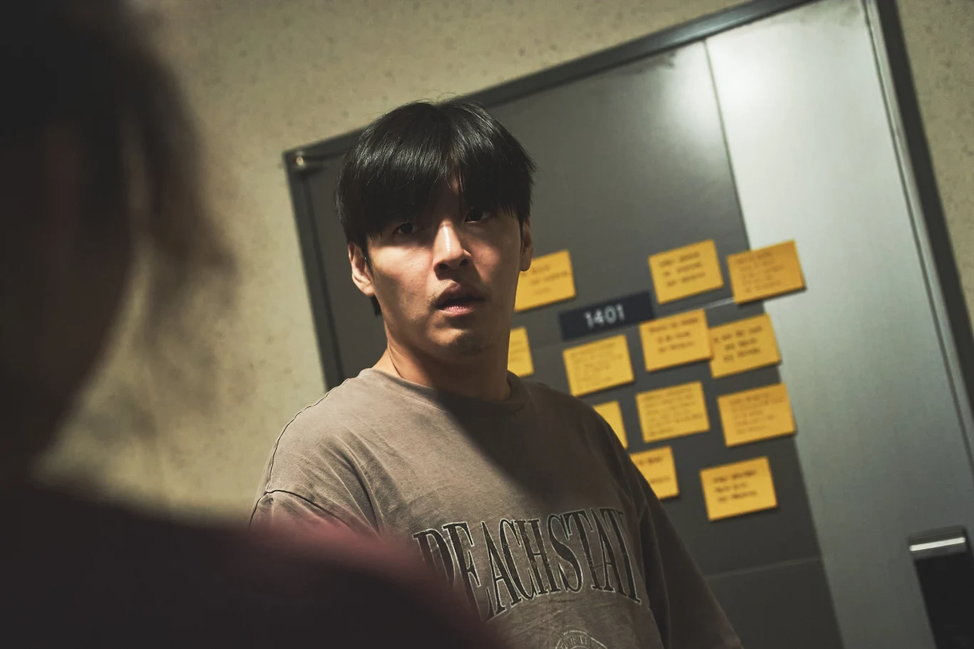 Kang Ha-neul w filmie "Od ściany do ściany" Kang Ha-neul w filmie "Od ściany do ściany"