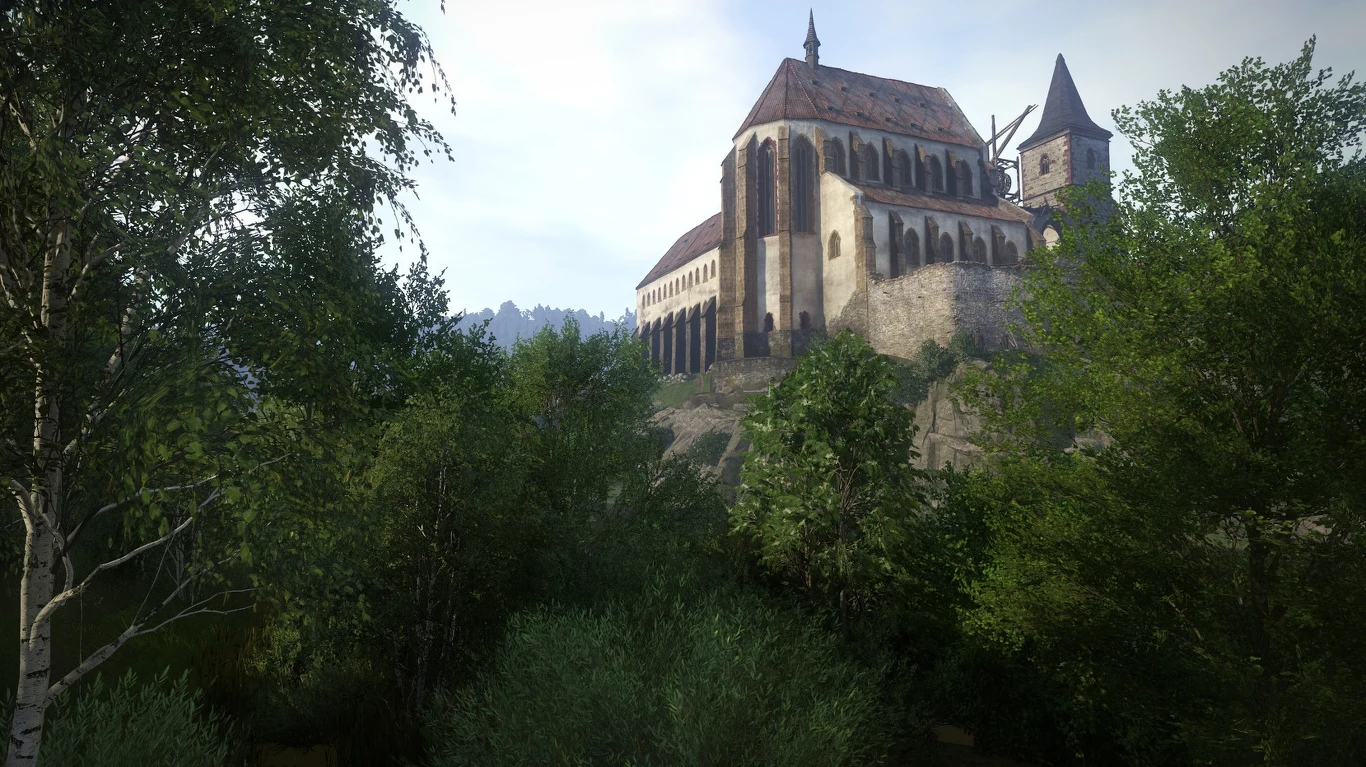 Kingdom Come: Deliverance II Duży kościół na wzgórzu otoczony gęstym lasem, z charakterystycznym spadzistym dachem, wysokimi oknami i wieżą, w tle widać łagodne wzgórza i jasne niebo.