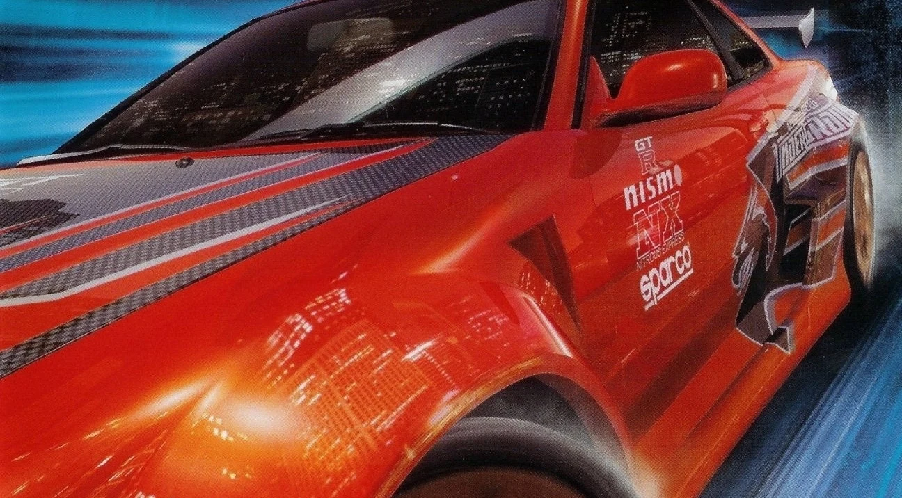 Need for Speed Underground Czerwony sportowy samochód z widocznymi detalami aerodynamicznymi oraz naklejkami rajdowymi, przedstawiony w dynamicznym ujęciu na tle rozmytego, nocnego miasta.