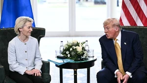 Donald Trump i Ursula von der Leyen przed negocjacjami umowy handlowej USA-UE