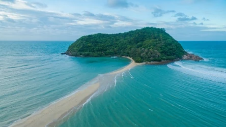 "Cud Mojżesza" to zjawisko w którym woda cofa się odsłaniając morskie dno 