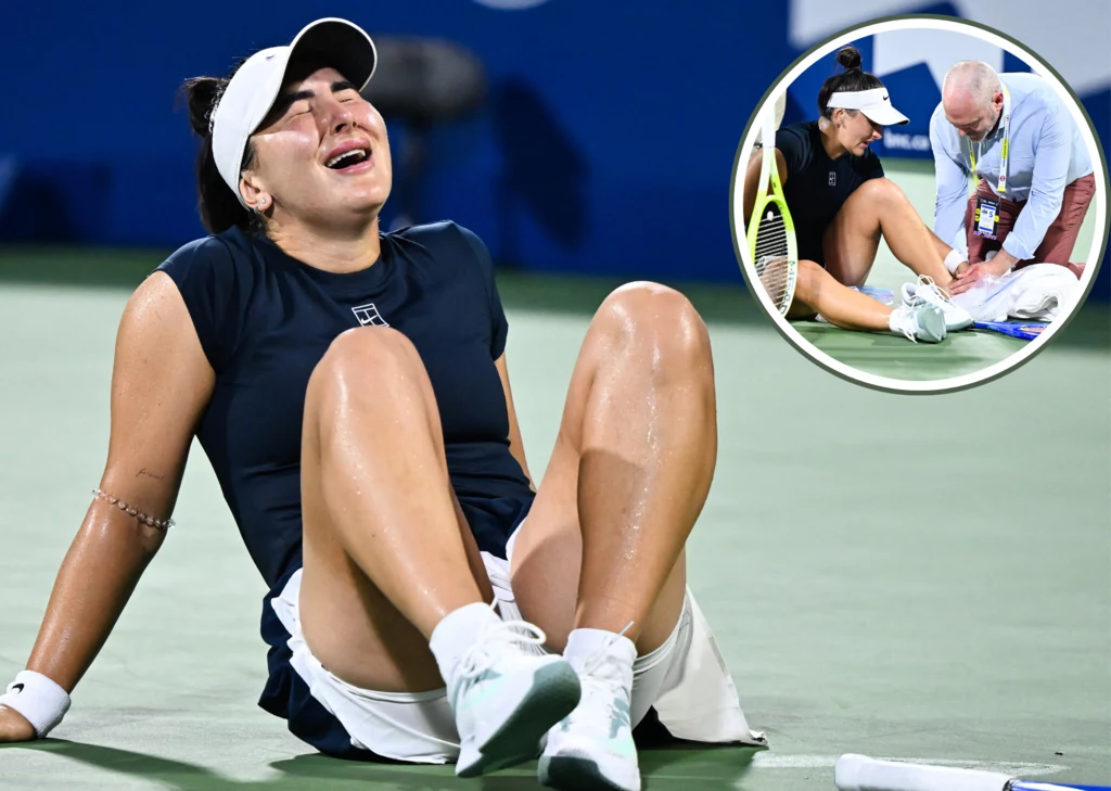 Bianca Andreescu podczas meczu z Barborą Krejcikovą na turnieju WTA 1000 w Montrealu Tenisistka siedzi na korcie z wyrazem bólu na twarzy i łzami w oczach, obok leży rakieta, a w powiększeniu widać, jak osoba z obsługi medycznej opiekuje się jej kontuzjowaną nogą.