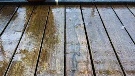 Co zrobić, żeby woda z deszczu nie zniszczyła tarasowych desek? 