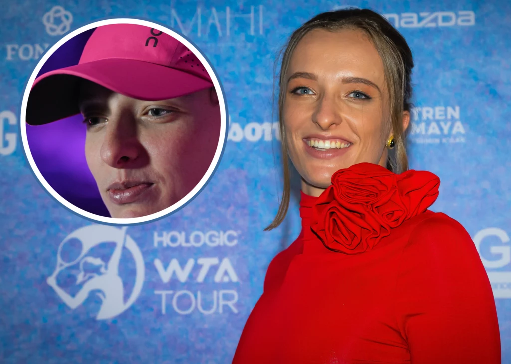 Iga Świątek - była liderka rankingu WTA Kobieta w czerwonej sukience z dużym kwiatem na ramieniu uśmiecha się do kamery na tle niebieskiej ścianki z logotypami wydarzenia sportowego, w rogu widoczne powiększenie jej twarzy z innego momentu, gdzie nosi różową czapkę sportową.