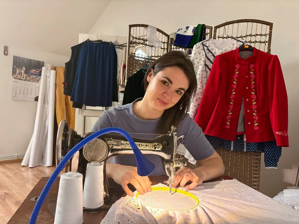 Z wizytą w Pracowni Mody Regionalnej - Stroje Górali Żywieckich w Przybędzy. Na zdj. Sabina Jurasz, która szyje tradycyjne stroje Z wizytą w Pracowni Mody Regionalnej - Stroje Górali Żywieckich w Przybędzy. Na zdj. Sabina Jurasz, która szyje tradycyjne stroje