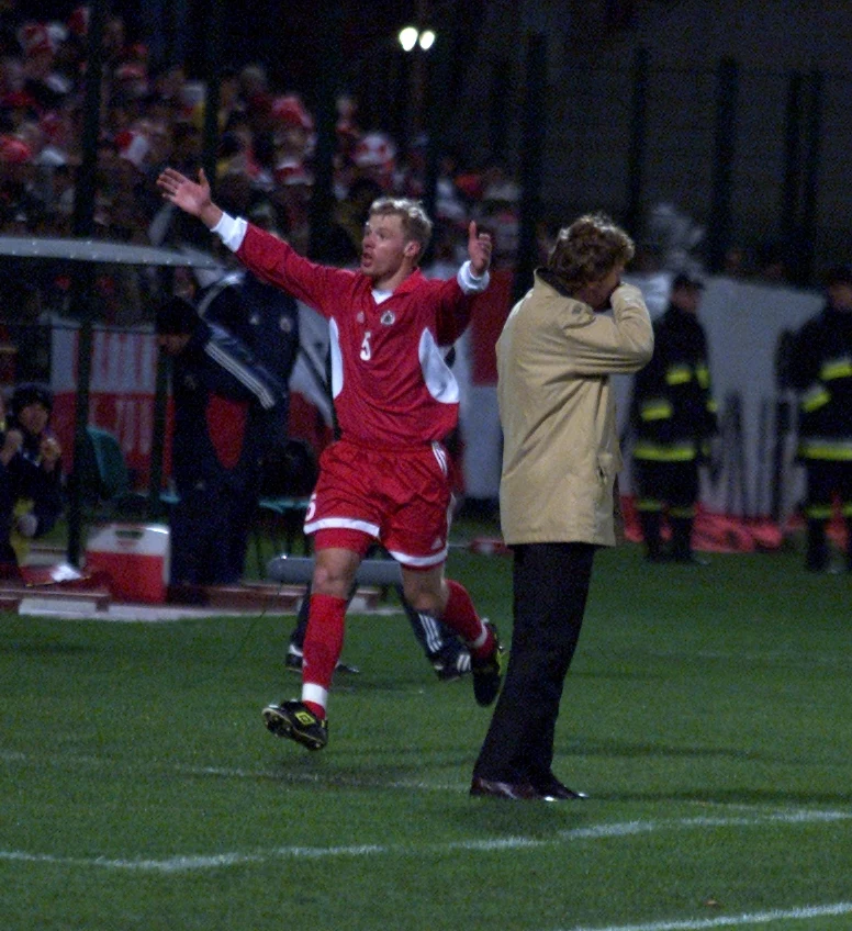 "Kat" Polaków Oleg Laizans fetuje zwycięstwo na stadionie Legii. Na bliższym kadrze ówczesny selekcjoner reprezentacji Polski Zbigniew Boniek