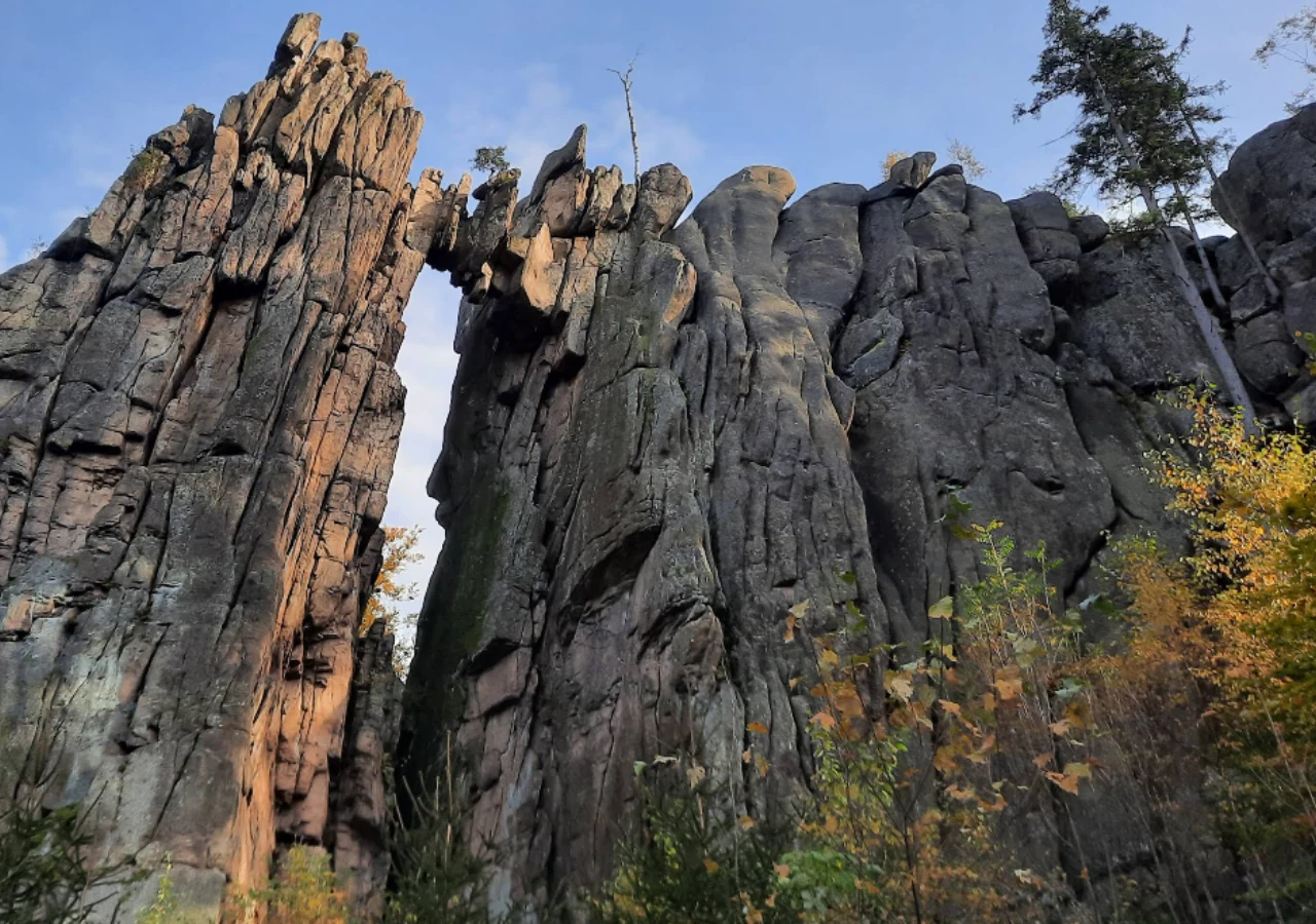 W Sudetach mieści się urokliwe pasmo, a w nim niezwykła formacja, jaką jest Skalny Most. Warto zobaczyć ją na żywo.
