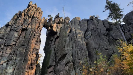 W Sudetach mieści się urokliwe pasmo, a w nim niezwykła formacja jaką jest Skalny Most. Warto zobaczyć ją na żywo.