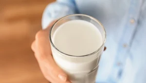 Ten popularny napój może powodować wzdęcia. Sprawdź, czy nie pijesz go za dużo