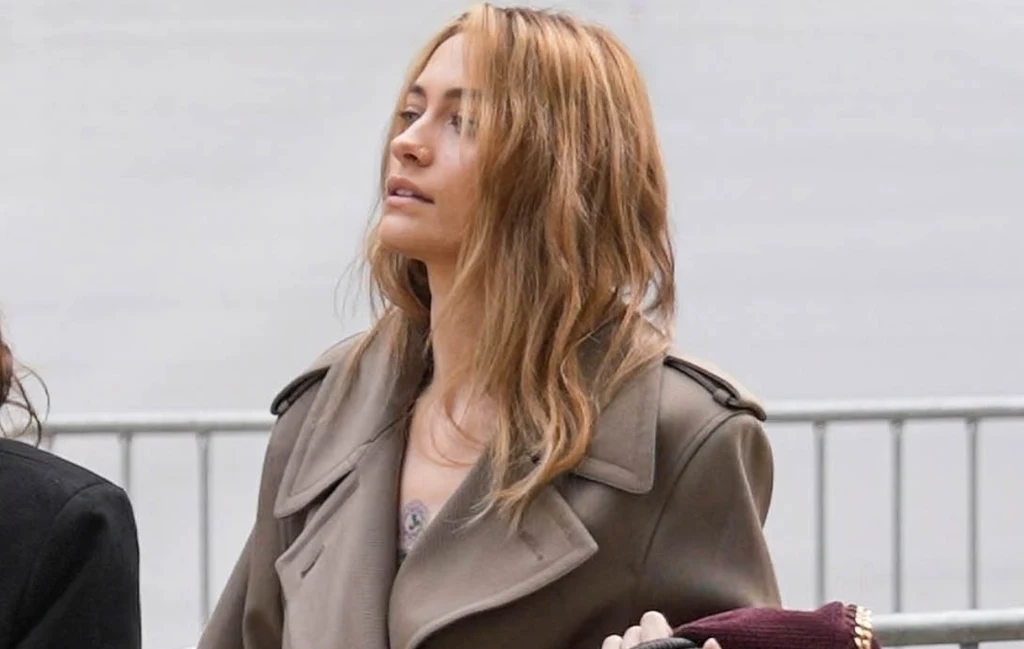 Tej jesieni modne będą płaszcze podkreślające talię paskiem. Na zdjęciu Paris Jackson